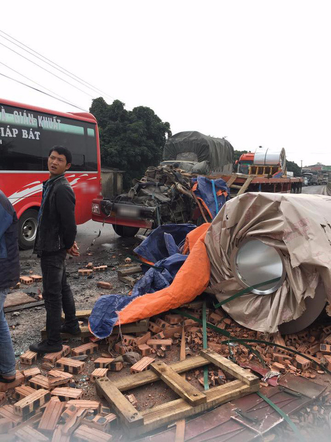 tai nan hy huu container rung mat buong lai sau khi dam vao xe tai cho gach