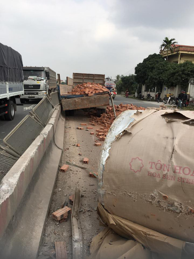 tai nan hy huu container rung mat buong lai sau khi dam vao xe tai cho gach