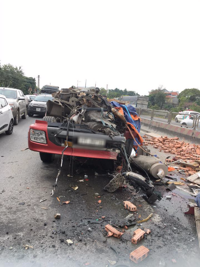 tai nan hy huu container rung mat buong lai sau khi dam vao xe tai cho gach