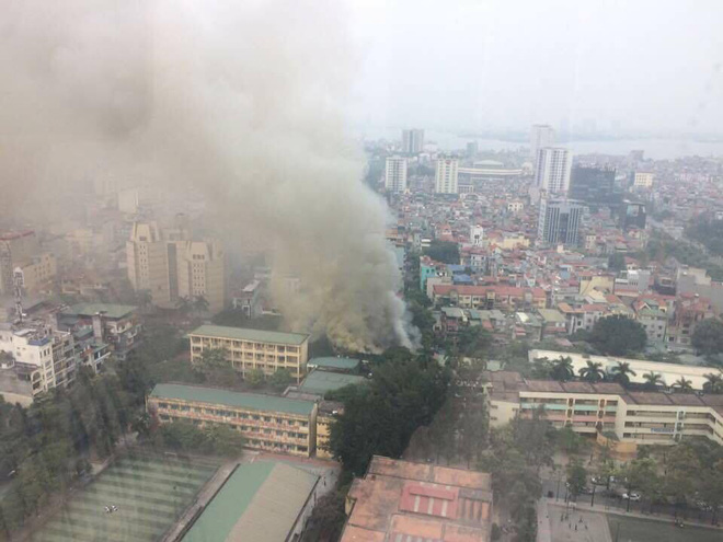ha noi dang chay lon o duong phan ke binh cot khoi boc cao hang chuc met