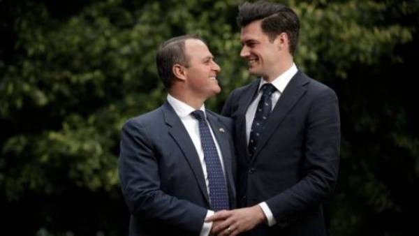 man cau hon ngot ngao cua ha nghi si voi ban trai dong gioi khien ca hoi truong vo tay trong hanh phuc