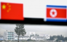 nguoi trung quoc nhin ve phia trieu tien khong biet xa xa la dam may hay dam bui phong xa