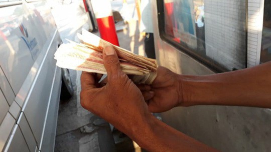 bot bien hoa sang nay tai xe tra 40100 dong tien le va doi thoi lai dung 100 dong