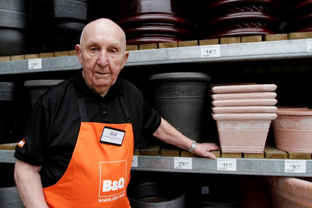 thi truong viec lam cho lao dong lon tuoi dang bung no