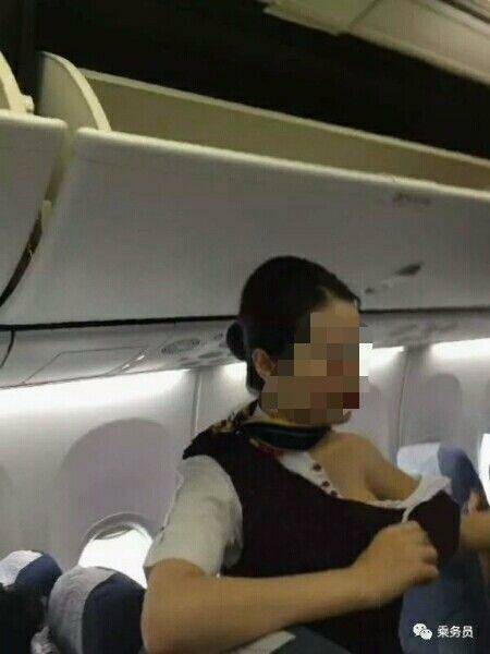 su that dang sau buc anh nu nhan vien hang khong bi hanh khach xe ao tren chuyen bay o trung quoc