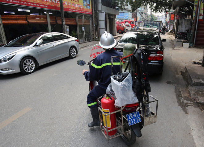 canh sat pccc bien xe may thanh xe chua chay co dong ung pho voi chay no trong ngo hep o ha noi