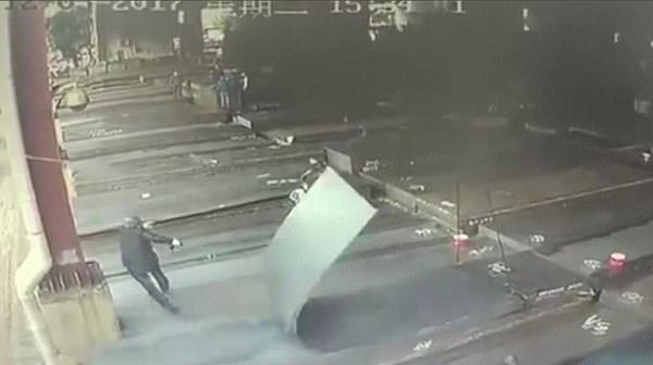 clip khoanh khac nguoi dan ong thoat chet trong gang tac
