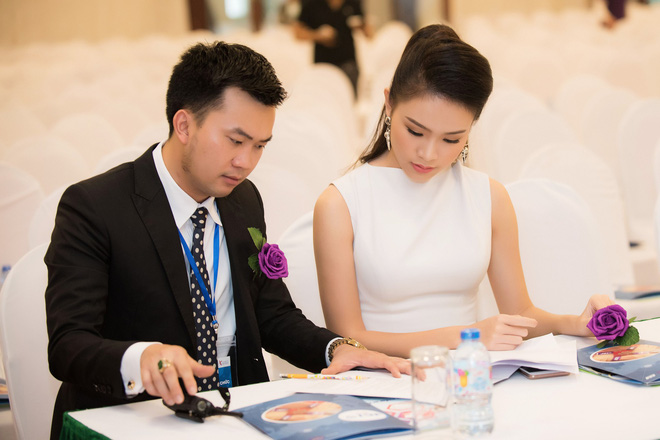 co gai vang cua hoa hau viet nam ngay cang toa sang