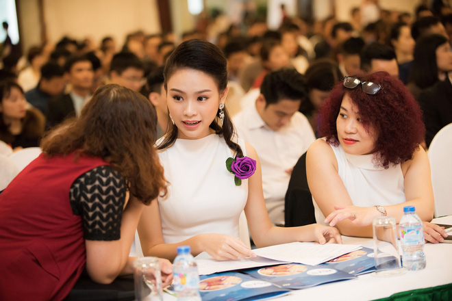 co gai vang cua hoa hau viet nam ngay cang toa sang