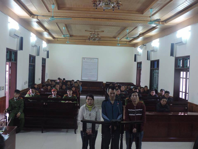 lua vao lam nhan vien rua bat hai tu ong thay nhau ham hiep be gai 14 tuoi