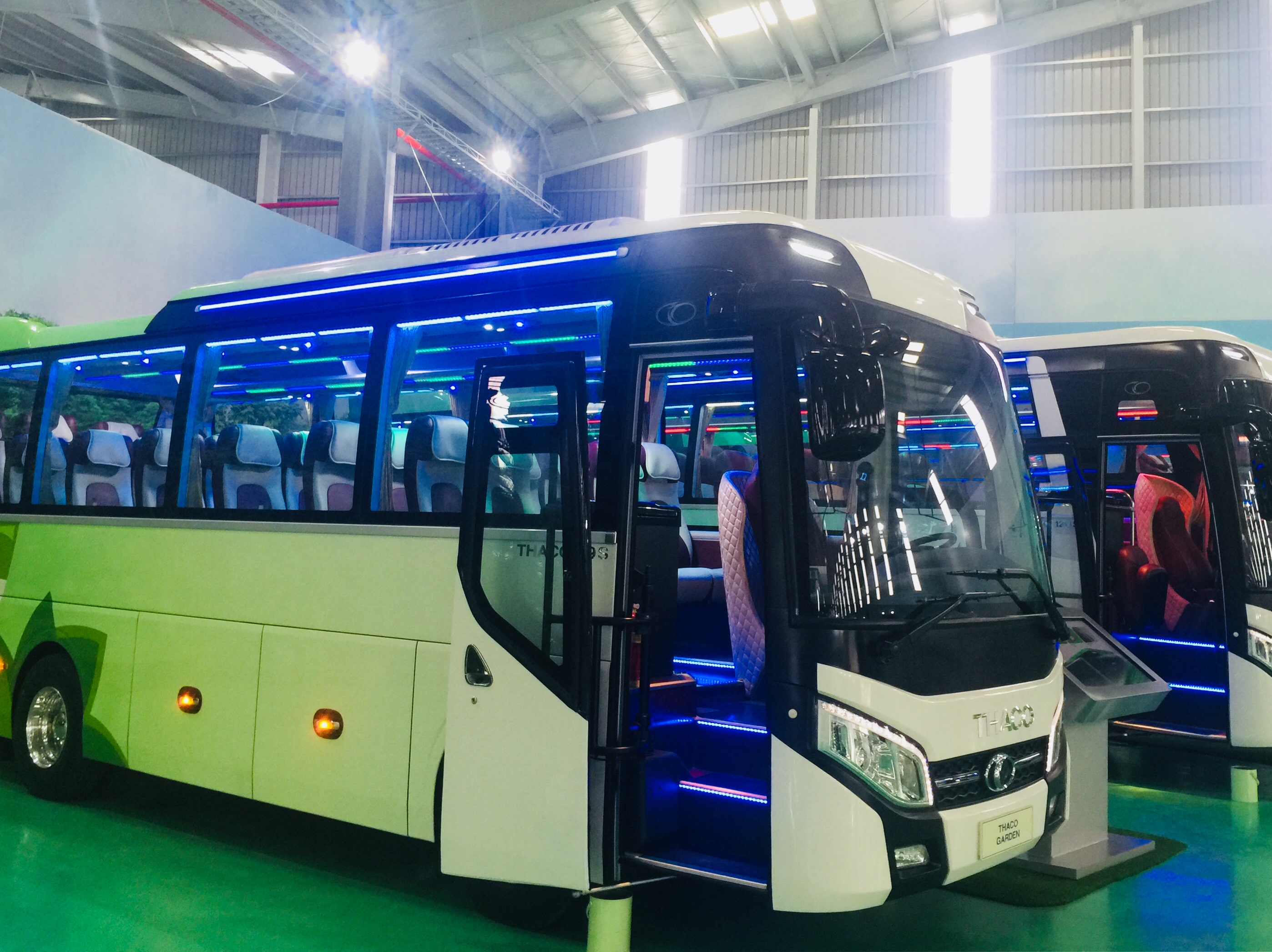 nha may xe bus lon nhat dong nam a made in vietnam