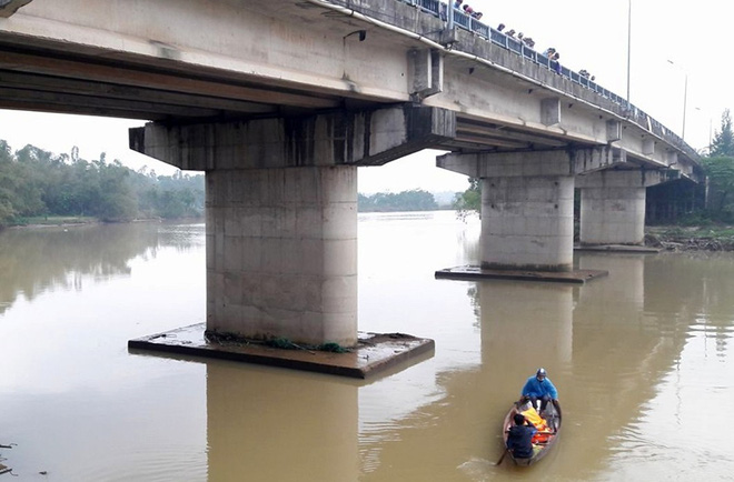 nam sinh lop 11 co hoan canh kho khan nhay cau tu tu tren duong di hoc them ve