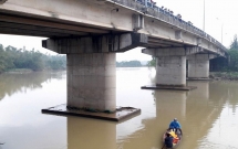 nam sinh lop 11 co hoan canh kho khan nhay cau tu tu tren duong di hoc them ve