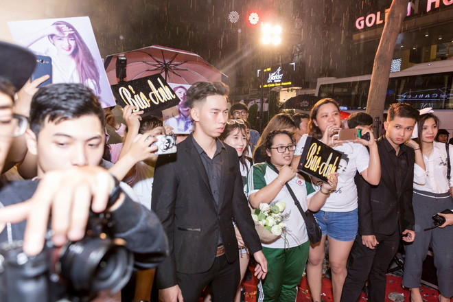 bao anh duoc fan che chan nhay cuc sung duoi con mua nang hat