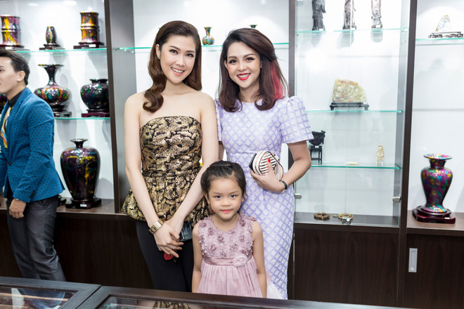 bao anh duoc fan che chan nhay cuc sung duoi con mua nang hat