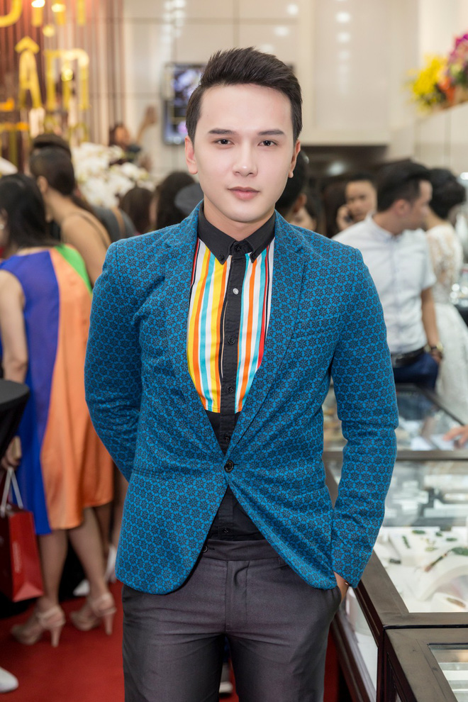 bao anh duoc fan che chan nhay cuc sung duoi con mua nang hat