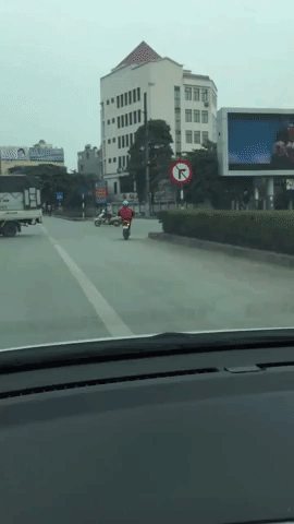 clip ninja lead tuong giua nga tu la san nha ung dung ngoi vat chan buon dien thoai