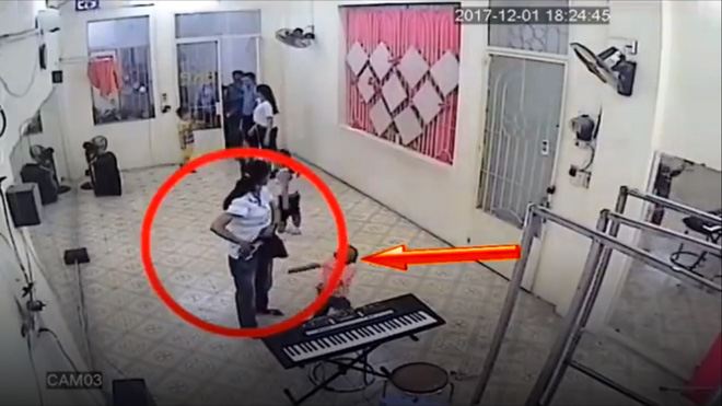 clip den don be trai nguoi phu nu nhanh tay lay trom dien thoai ngay trong lop hoc