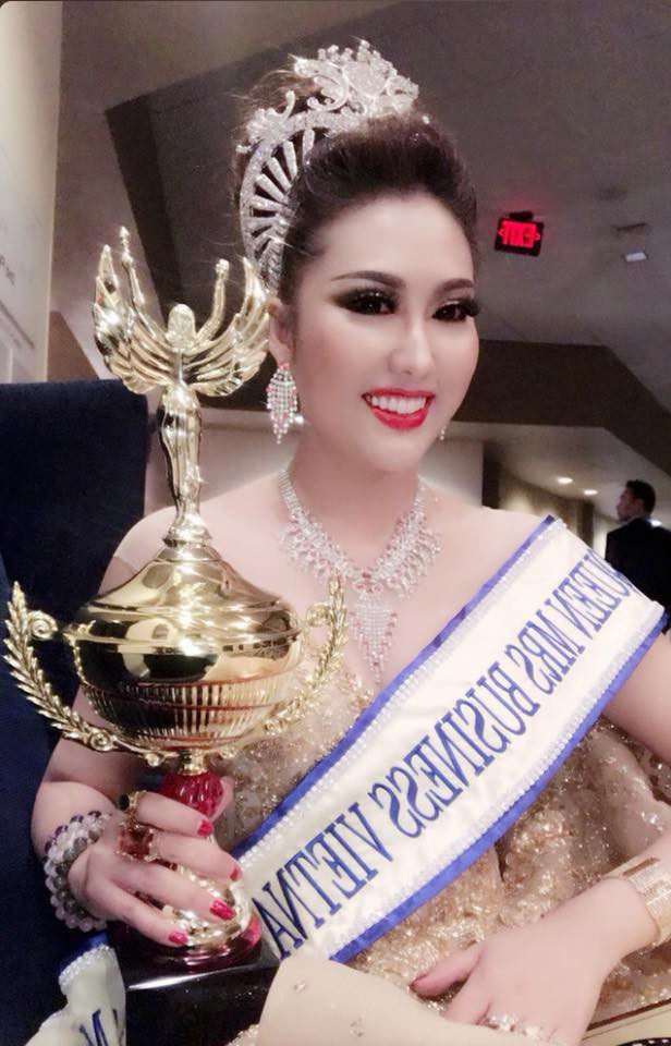 2 hoa hau bi cu dan mang la o nem da nhieu nhat nam 2017