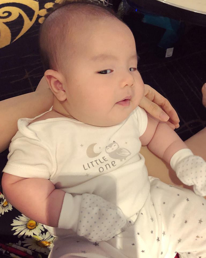 huyen baby khoe bieu cam sieu dang yeu cua con trai nho cung kho vang trong tu lanh