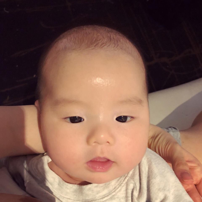 huyen baby khoe bieu cam sieu dang yeu cua con trai nho cung kho vang trong tu lanh