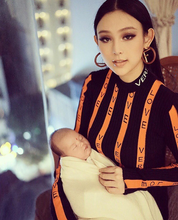 huyen baby khoe bieu cam sieu dang yeu cua con trai nho cung kho vang trong tu lanh