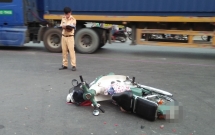 nga ra duong sau va cham voi container o sai gon co gai 24 tuoi bi banh xe can qua nguoi nguy kich