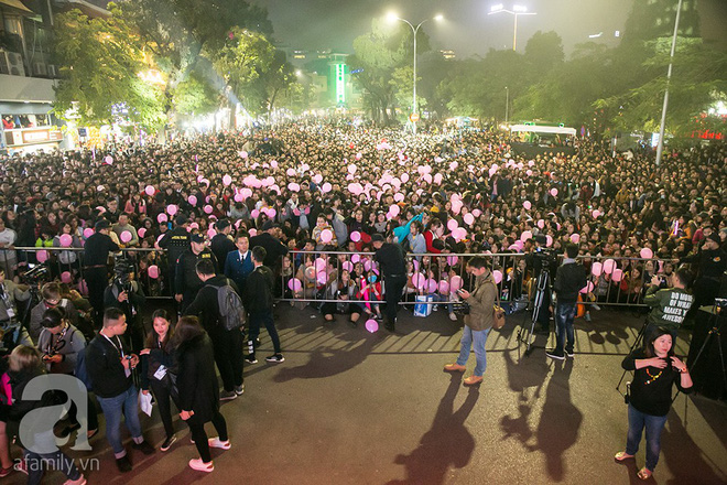 hang ngan khan gia tren pho di bo o ha noi vo oa trong showcase ngap tieng cuoi cua my tam