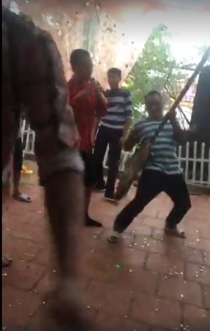 clip hai hao han tu mot hoi het hai chai ruou bi dan mang nem da khong tiec tay