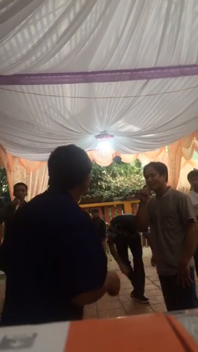 clip hai hao han tu mot hoi het hai chai ruou bi dan mang nem da khong tiec tay