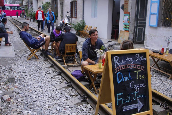 cong an xu phat yeu cau dong cua loat quan cafe nam giua duong tau o ha noi nhieu khach tay ra ve trong ngo ngang