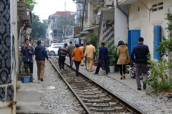 cong an xu phat yeu cau dong cua loat quan cafe nam giua duong tau o ha noi nhieu khach tay ra ve trong ngo ngang