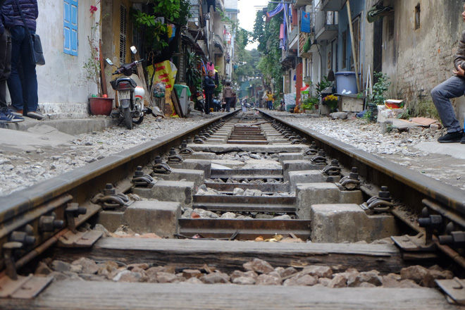 cong an xu phat yeu cau dong cua loat quan cafe nam giua duong tau o ha noi nhieu khach tay ra ve trong ngo ngang