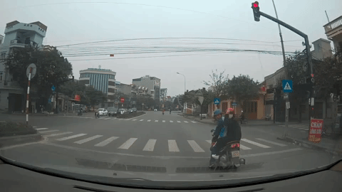 clip xe ban tai lon nhieu vong tren khong sau khi chay voi toc do ban tho nhu phim fast furious