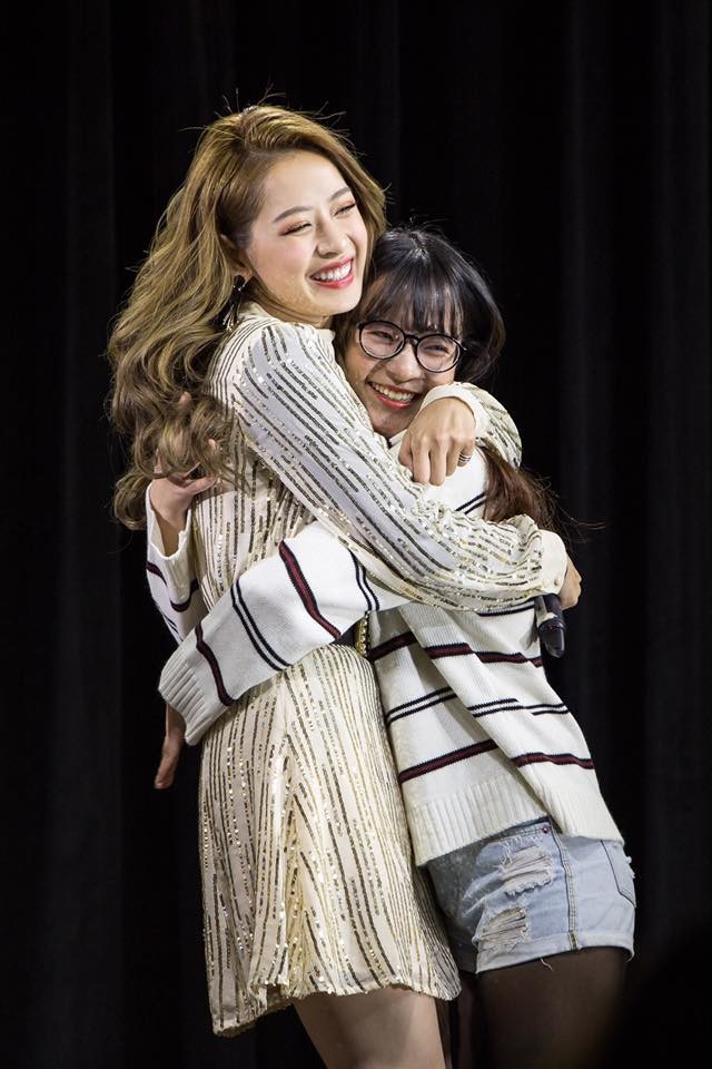 chi pu gap su co hat sai nhac quen loi trong fanmeeting o han quoc