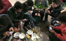dap nat dien thoai cua ban vi di moi cuoi ma ca nhom cu cam mat vao dien thoai