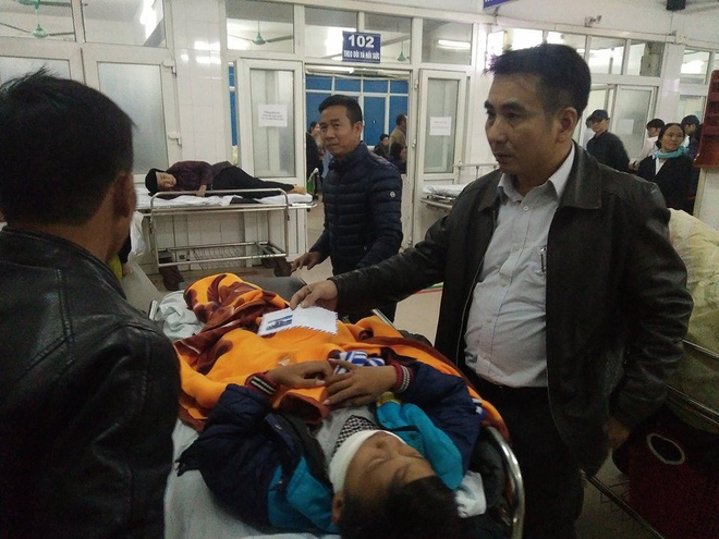 nan nhan ke lai giay phut lan can sup do khien hang chuc hoc sinh dang choi dua roi xuong dat