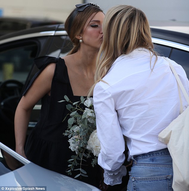 thien than bong toi jessica alba tuoi tan trong bua tiec mung con trai sap chao doi
