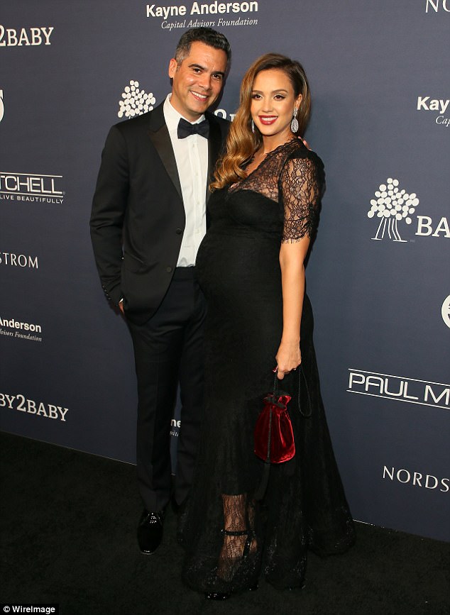 thien than bong toi jessica alba tuoi tan trong bua tiec mung con trai sap chao doi