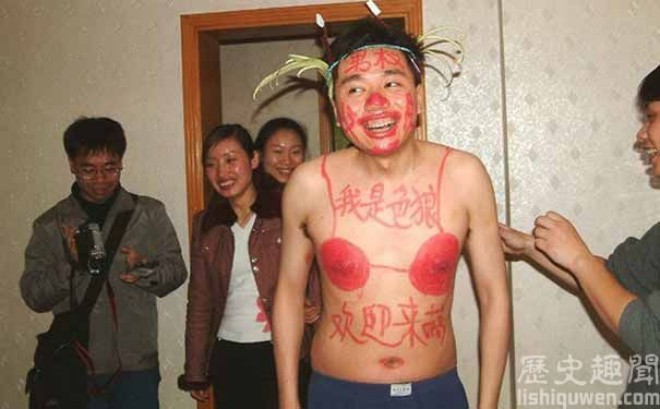 trung quoc chu re hon phu dau ngau nghien duoi nen dat co dau ngoi tren giuong cuoi khoai chi