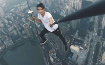 vu nam dien vien truot tay nga tu tang 62 roi xuong van con song chua tu vong ngay