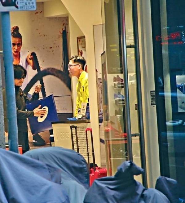giau co nhat nhi hong kong chau nhuan phat van chen chuc tau dien ngam di mua giay giam gia