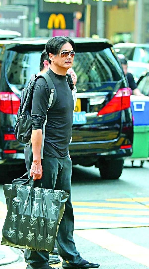 giau co nhat nhi hong kong chau nhuan phat van chen chuc tau dien ngam di mua giay giam gia