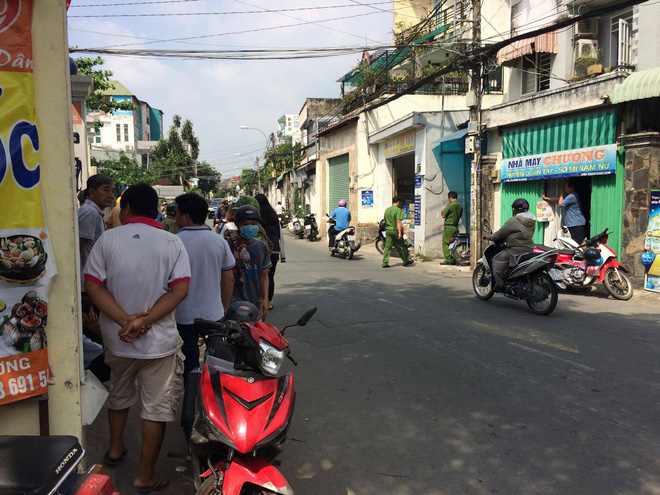 tp hcm bang hoang phat hien nguoi chong treo co vo va con trai tu vong bat thuong tren nen nha