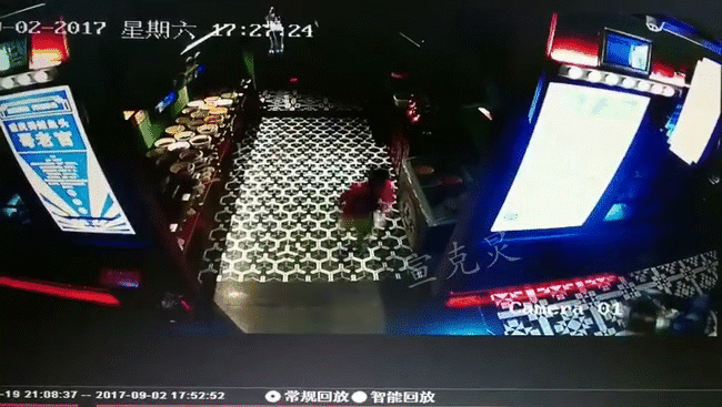 chay nhay trong nha hang be trai giay giua dau don khi bi ca noi nuoc lau do vao nguoi