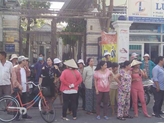 bo me va con trai tu vong bat thuong trong nha hom qua vo chong no con ban sup cua truoc ngo