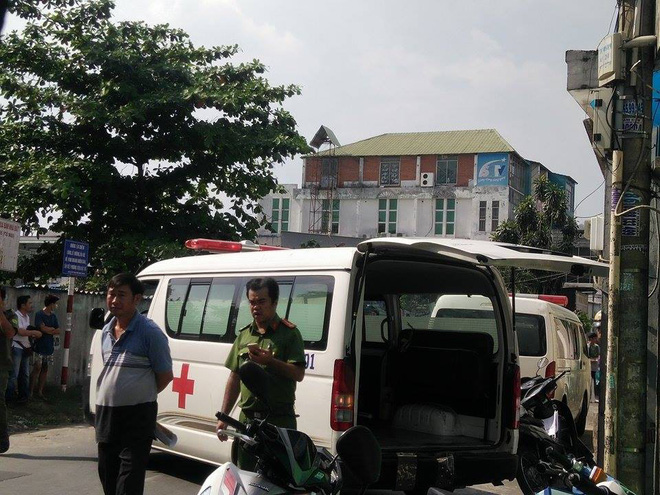 bo me va con trai tu vong bat thuong trong nha hom qua vo chong no con ban sup cua truoc ngo