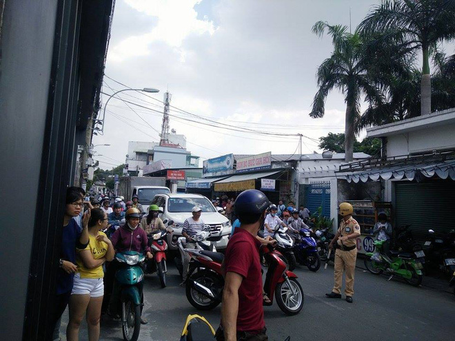bo me va con trai tu vong bat thuong trong nha hom qua vo chong no con ban sup cua truoc ngo