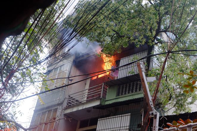 ha noi chay lon tren pho lac nghiep khoi den cuon kin bau troi