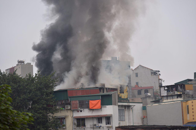 ha noi chay lon tren pho lac nghiep khoi den cuon kin bau troi
